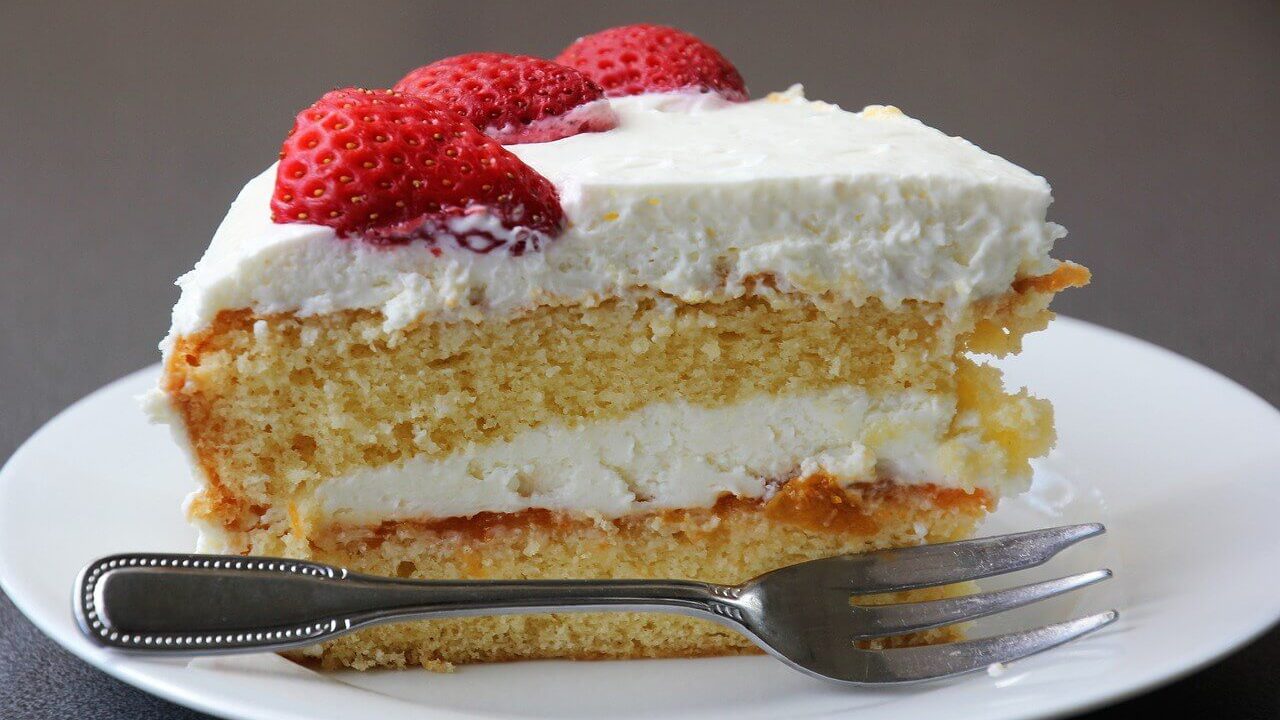 Imagen de un pastel de crema de fresa en un plato